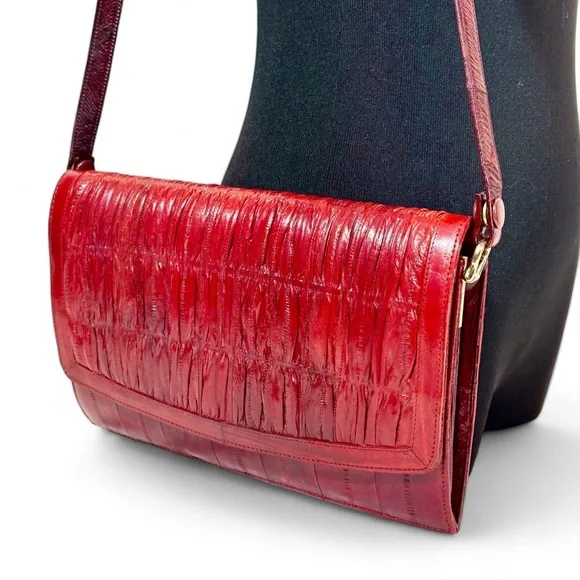 Red Eel Skin, Pleated/Gathered Front Flap Shoulder bag, made in Korea 1980s - Picture 4 of 14